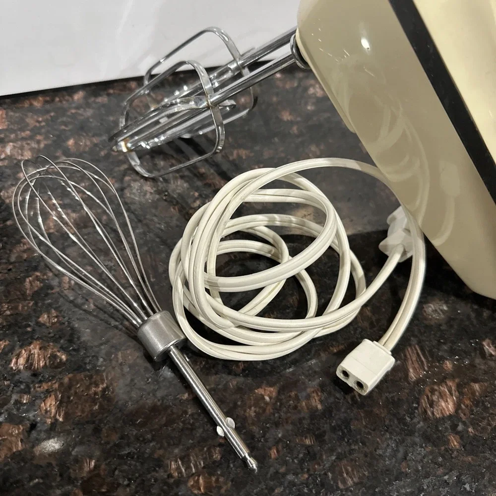 Vintage 1970s Hamilton Beach Scovill Electric Hand Mixer - Works!